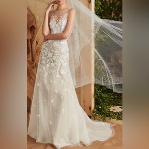 Worn once. Dry cleaned. Carolina Hererra wedding dress. Size 0. 5’9” in heels.